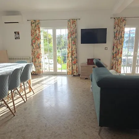 Beautiful Townhouse By The Golf Course And Ocean 펜션 *